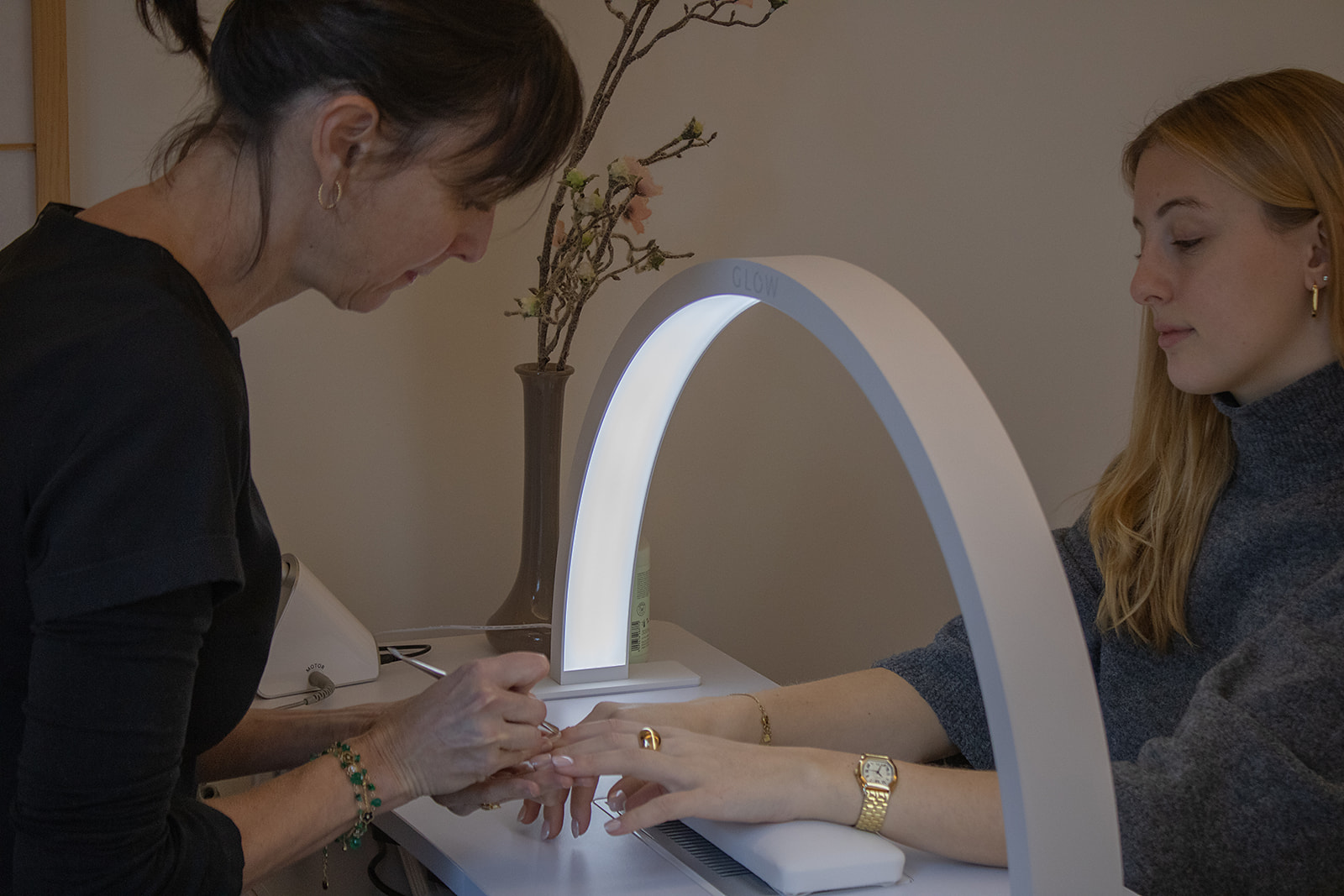 vrouw doet manicure behandeling