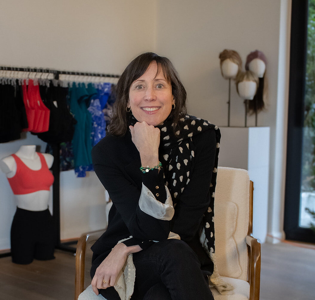 vrouw zit op een stoel