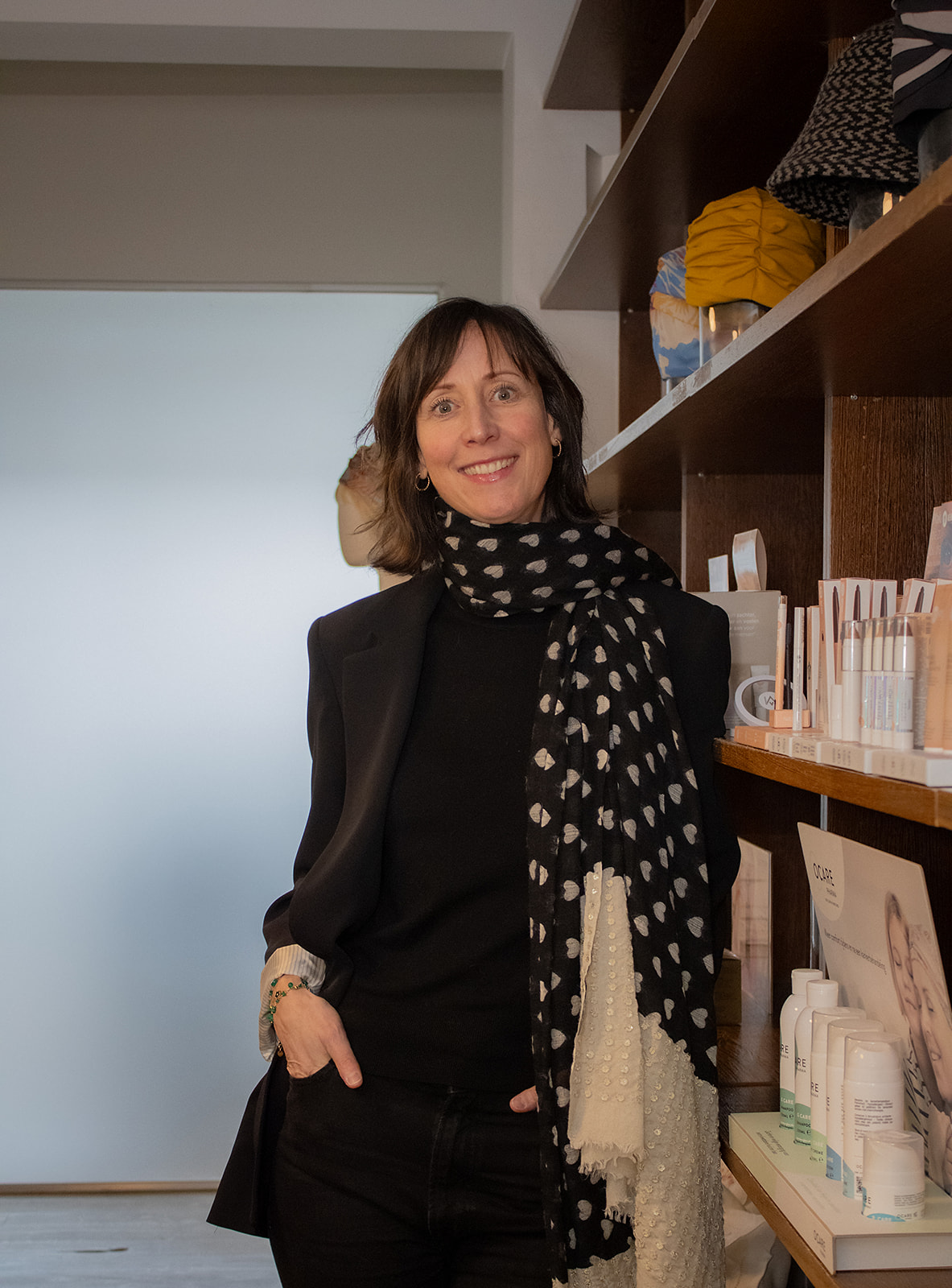 vrouw leunt tegen kast