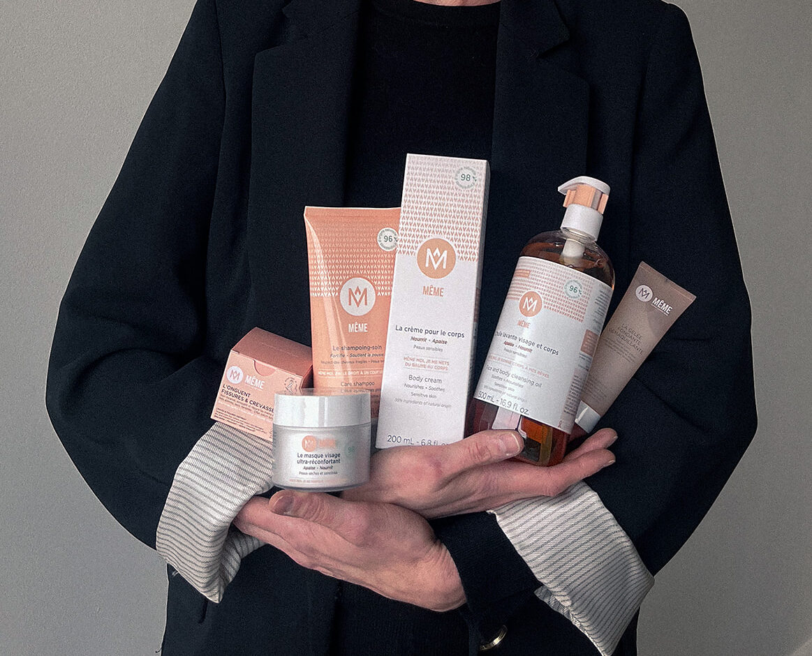 vrouw houdt producten vast
