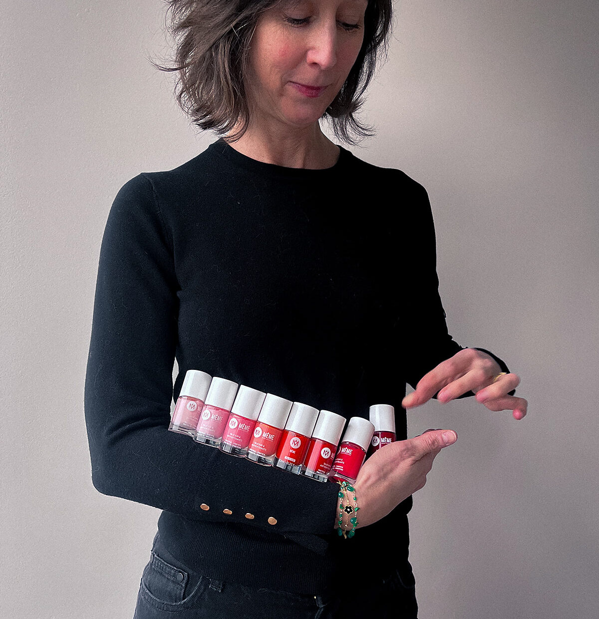 vrouw houdt nagellakken vast